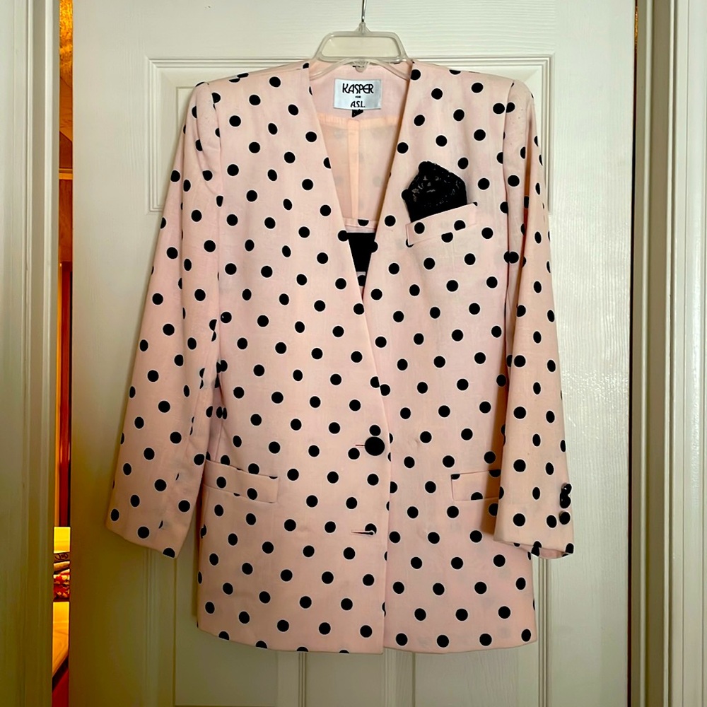 Jasper for ASL 
Vintage pink polka dot suit jacket with tank

Fair condition.